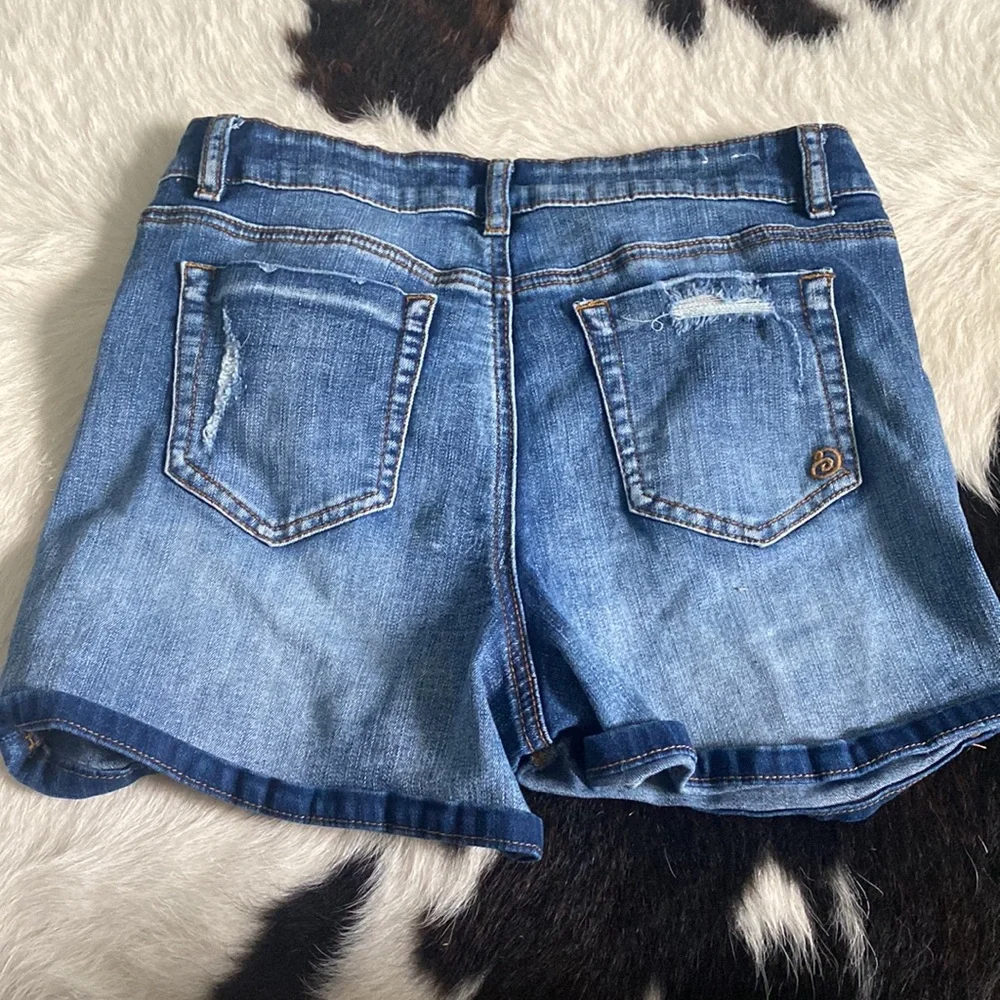 Shorts - Picture 2 of 3